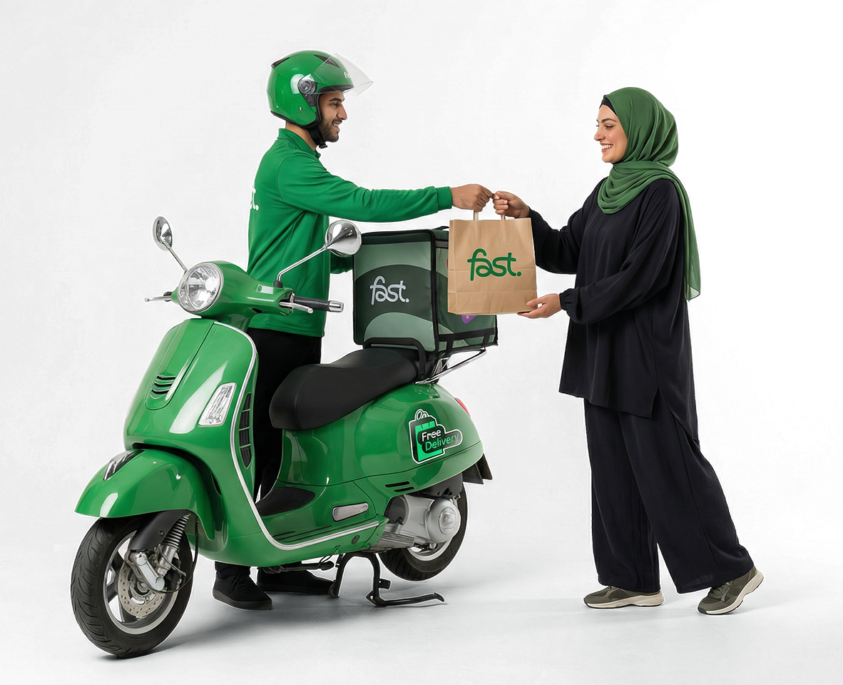 طالبة تستخدم حاسوباً محمولاً في حرم جامعي حديث